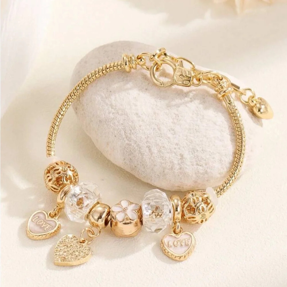 ⚠️Clearance Gold Heart Pendant Bracelet - Picture 1 of 4